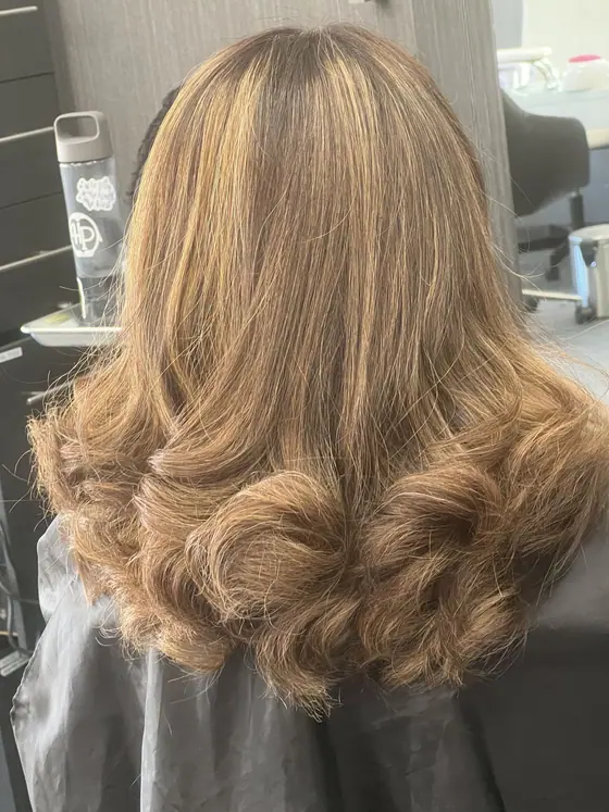 Bronde balayage set in loose curls