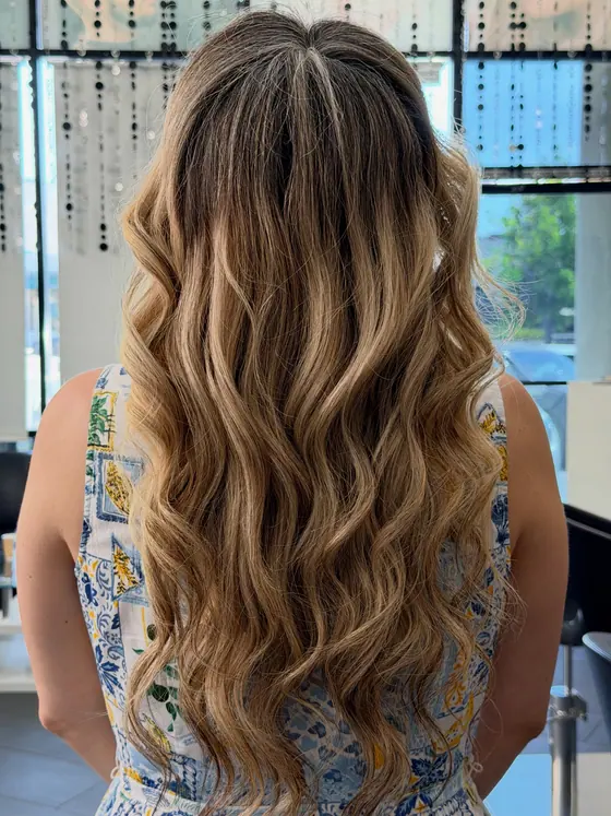 Dimensional brunette and blonde waves