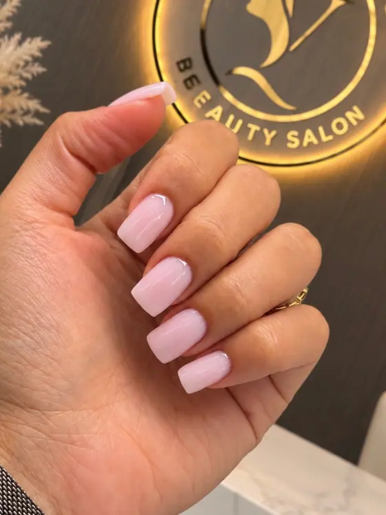 Soft lilac square manicure