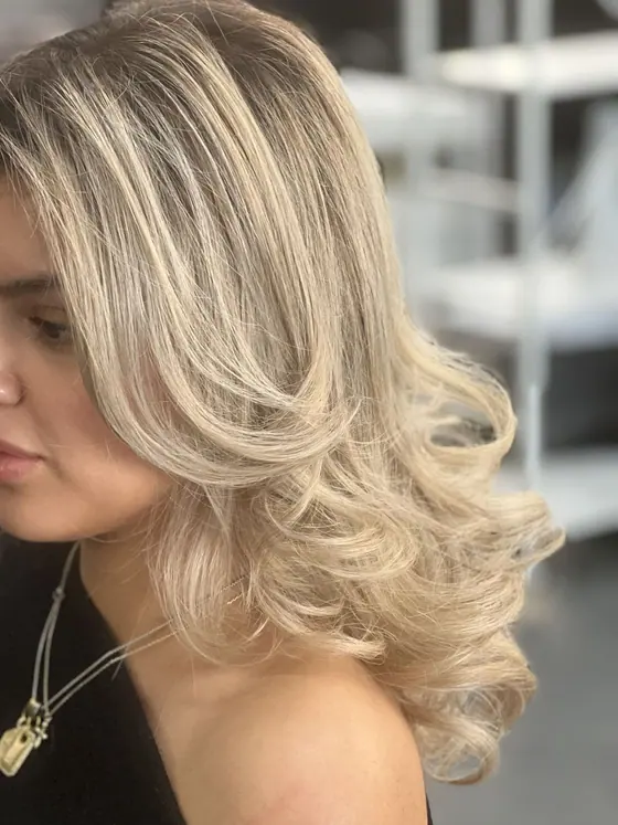 Blonde blow-dry with volume and movement