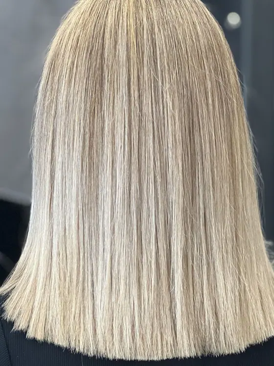 Blonde straight lob cut to one length