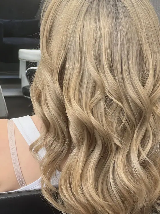 Blonde waves with a soft brushed-out finish